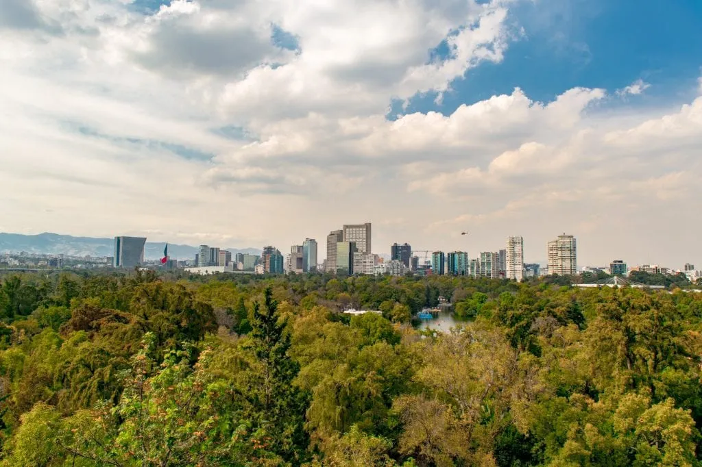 从查普尔特佩克公园俯瞰墨西哥城的天际线