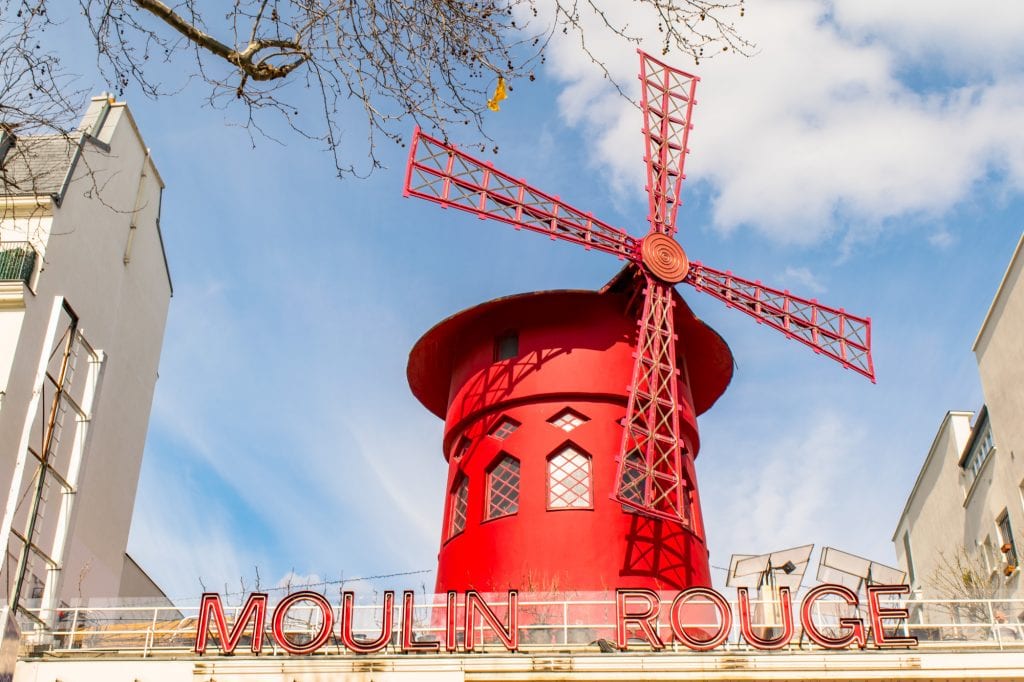 红磨坊的红色风车，巴黎最受欢迎的摄影景点之一