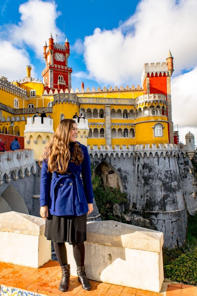 今年3月，凯特从里斯本前往辛特拉岛一日游，身穿蓝色外套站在佩纳宫前