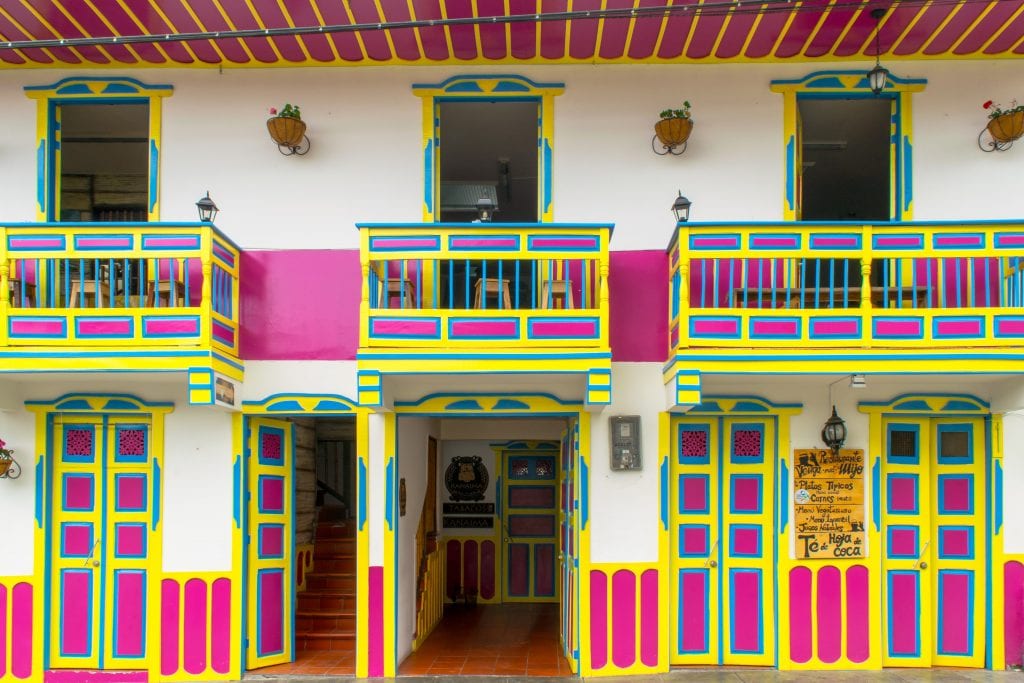 明黄色、粉色和白色的建筑——拍摄这样的照片是我们在哥伦比亚两周行程中最喜欢的部分之一。