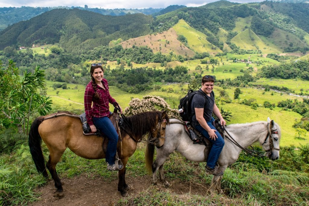 凯特·斯道姆和杰里米·斯道姆骑马进入哥伦比亚萨伦托附近的山谷，这是哥伦比亚萨伦托最好的事情之一