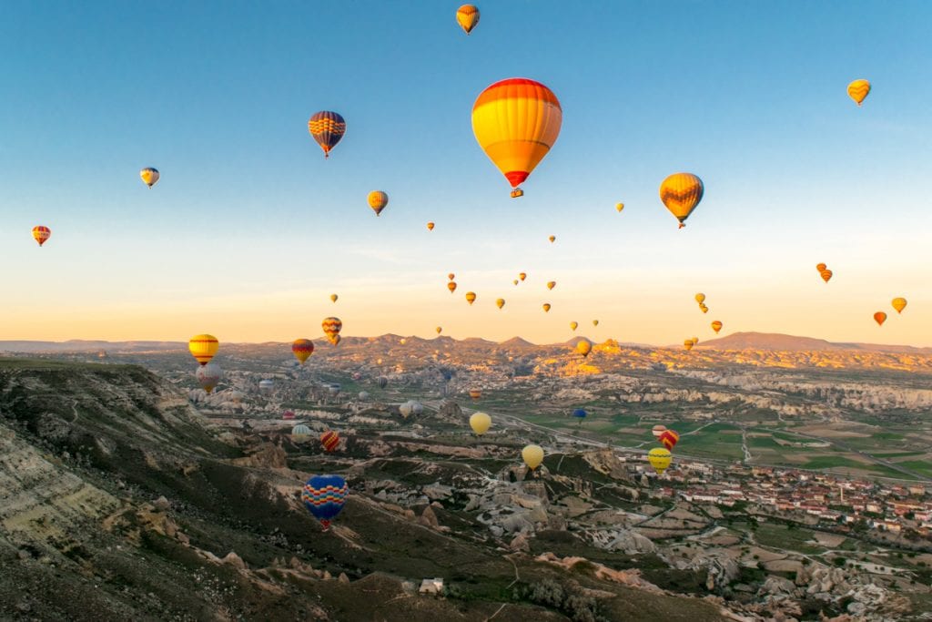 土耳其卡帕多西亚日出时收集的热气球
