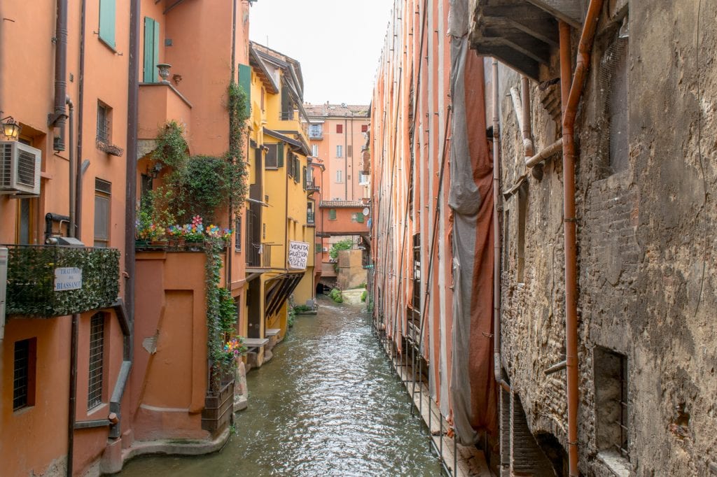 在博洛尼亚一日游行程中，可以看到被彩色建筑包围的隐藏运河