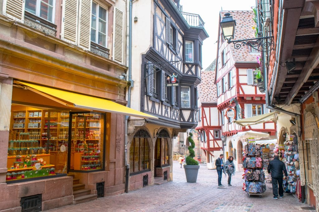法国科尔马老城的小购物街，两旁是半木房屋