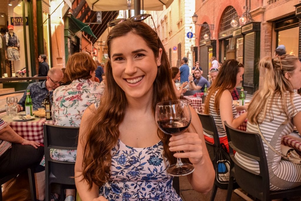 从佛罗伦萨到博洛尼亚的火车上，一名女子在博洛尼亚餐厅喝酒