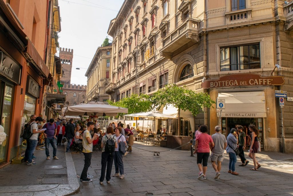 人们漫步在博洛尼亚的街道上，从佛罗伦萨到博洛尼亚的火车
