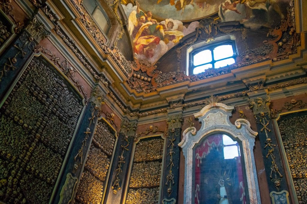 圣贝纳迪诺的Ossa Ossuary，抬头看到的样子。在米兰的一天里一定不要错过这个!