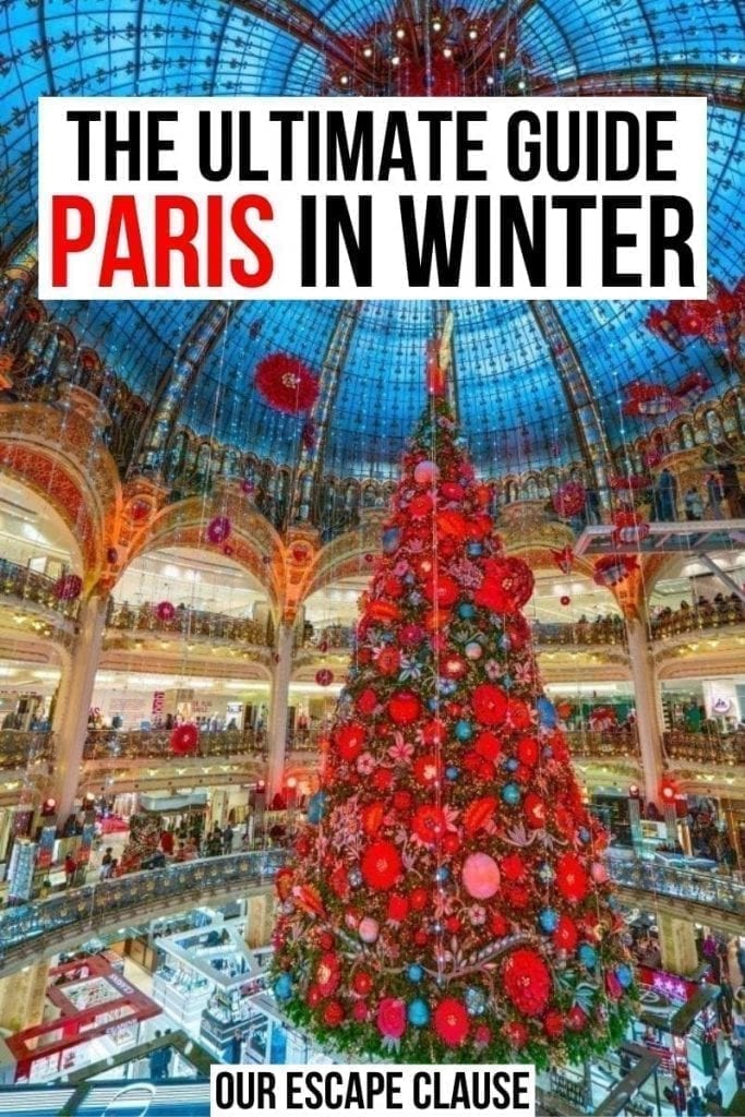 2019年法国巴黎老佛爷树的照片。黑色和红色的文字写着“巴黎冬天的终极指南”