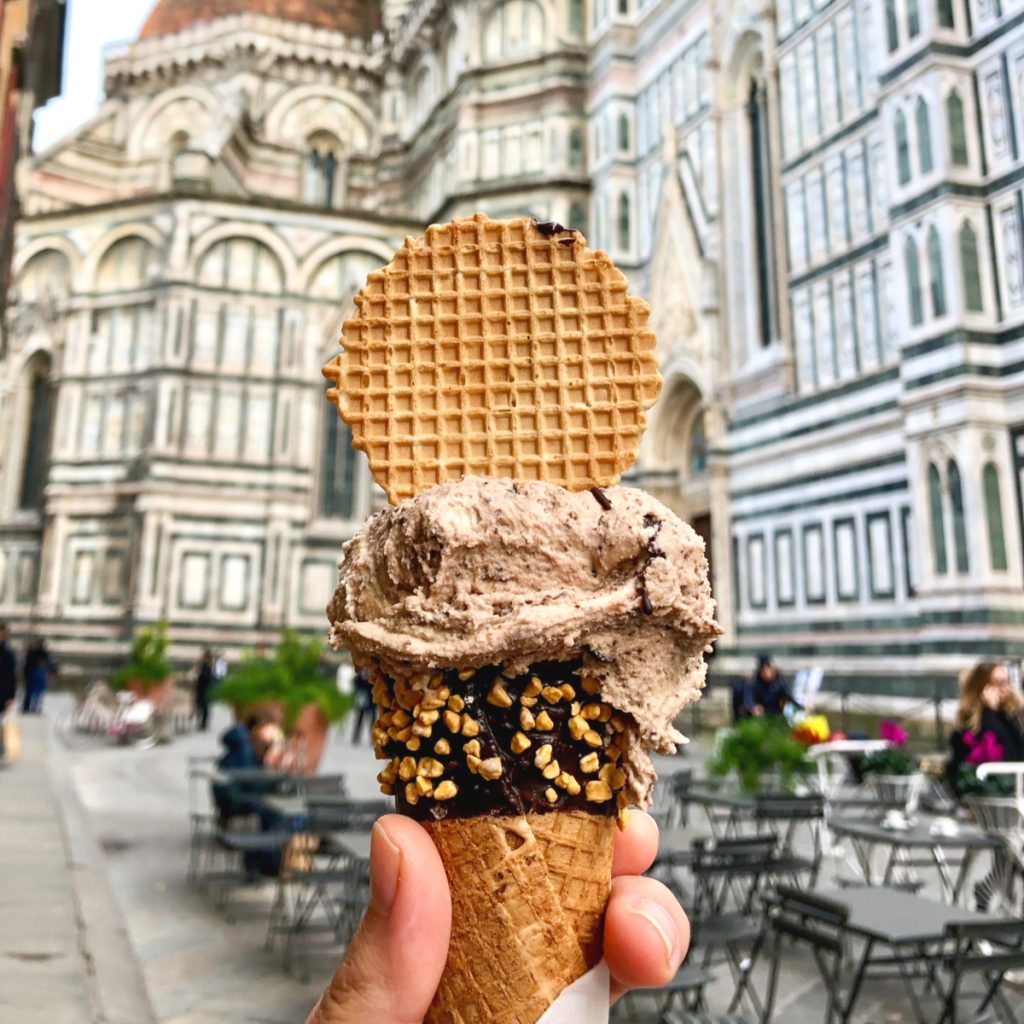 在意大利佛罗伦萨的大教堂前手握冰淇淋