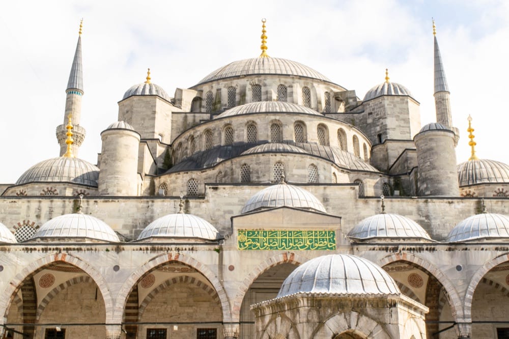伊斯坦布尔蓝色清真寺如下从dome. Istanbul is one of the best European cities to visit.