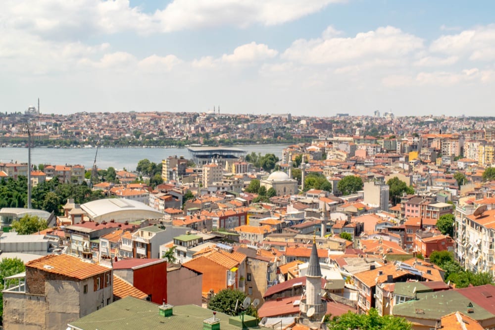 从加拉塔塔俯瞰伊斯坦布尔的金角，在那里我们学习了一些airbnb给客人的小技巧