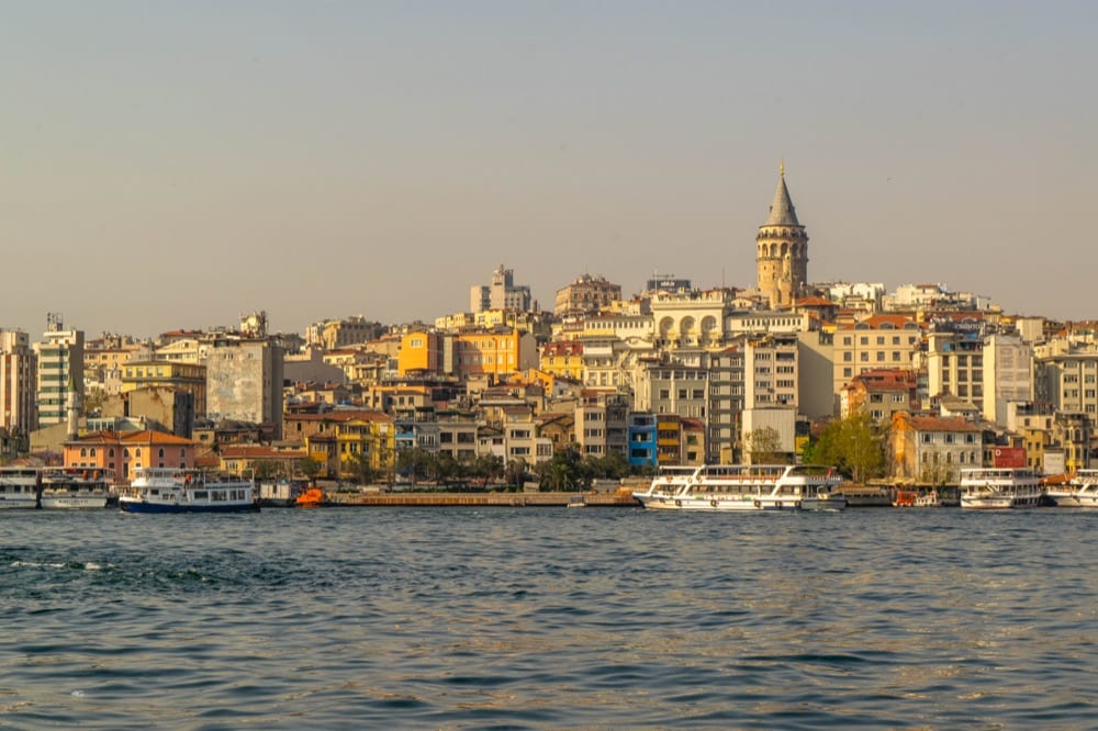 从水上俯瞰加拉塔塔，伊斯坦布尔2天行程中必看的景点
