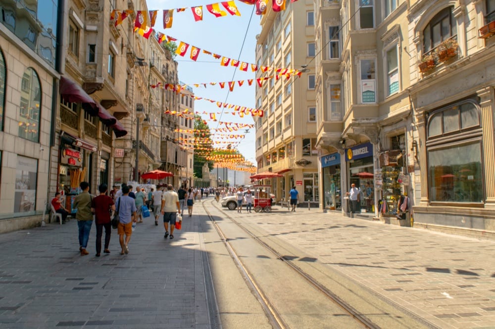 伊斯坦布尔istiklal大街上悬挂着红色和黄色的旗帜