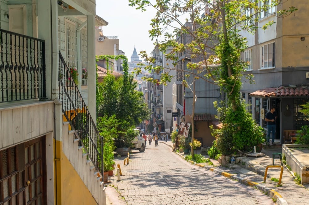 伊斯坦布尔Cukurcuma社区的鹅卵石街