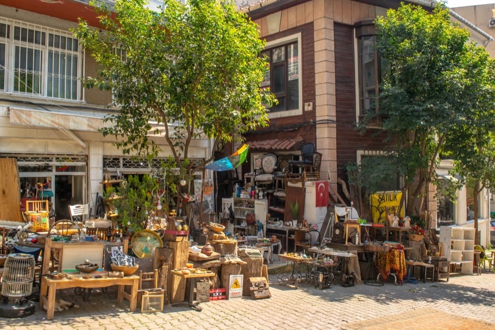 伊斯坦布尔库库尔库马附近一条街上出售的古董