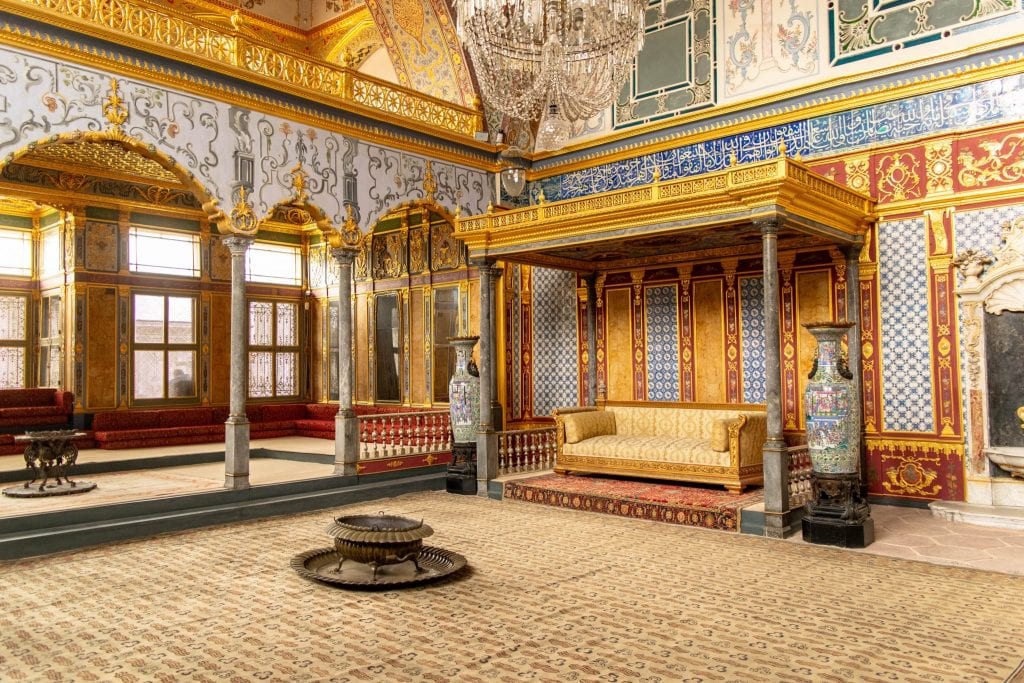 Topkapi宫之旅的室内房间，在土耳其伊斯坦布尔最好的事情之一