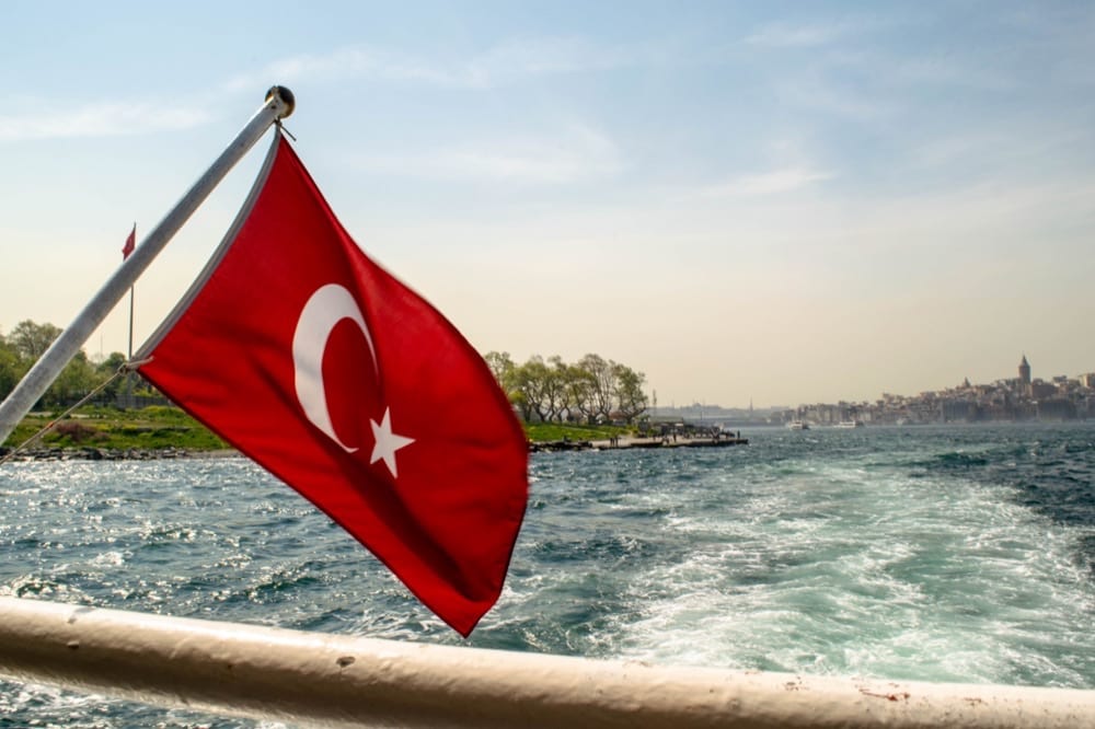 伊斯坦布尔2日游:悬挂土耳其国旗的博斯普鲁斯海峡