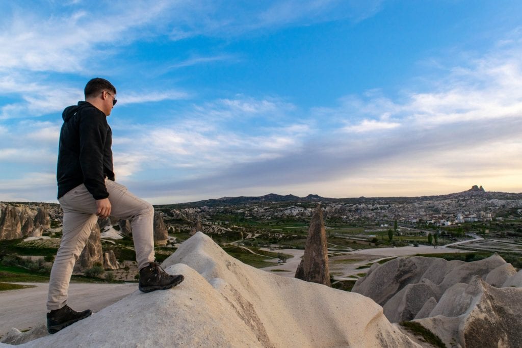 杰里米·斯托姆站在土耳其卡帕多西亚的岩壁上