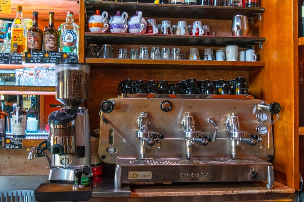 意大利一家酒吧的浓缩咖啡机，如何在意大利点咖啡指南