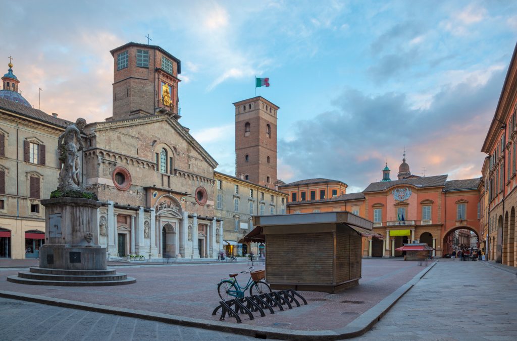 夕阳下的雷焦埃米利亚中央广场，意大利博洛尼亚附近最好的城镇之一