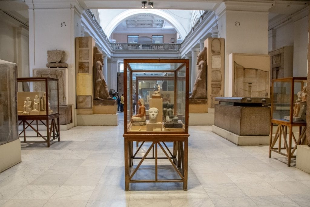 埃及博物馆里的雕像和石棺展示，就像在一天里探索开罗时看到的一样