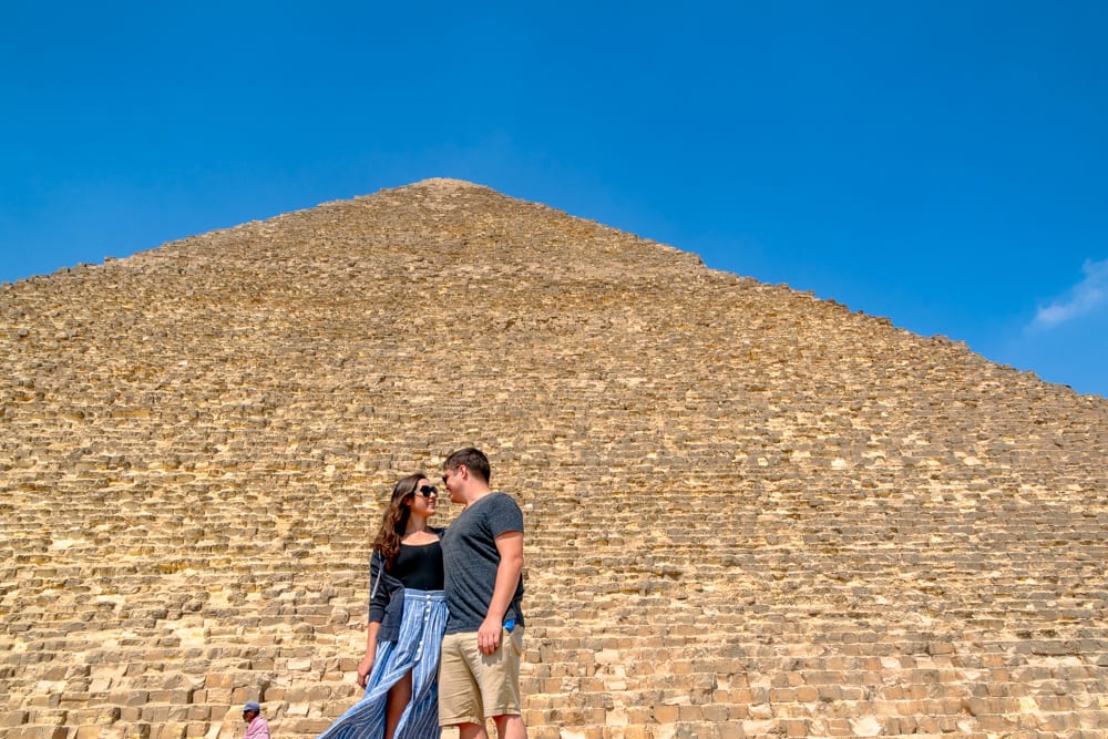 在开罗的一天行程中，凯特·斯托姆和杰里米·斯托姆站在大金字塔前
