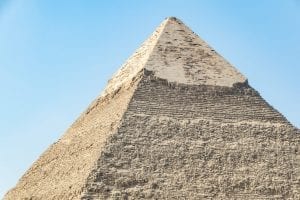 在埃及开罗停留一天时看到的吉萨金字塔顶