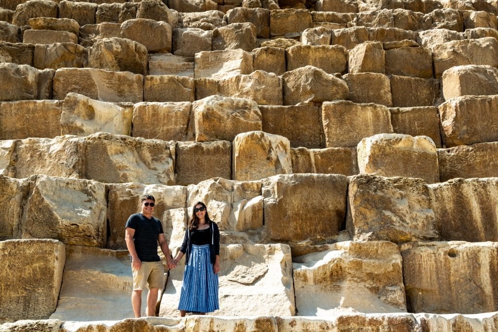 凯特·斯托姆和杰里米·斯托姆站在埃及吉萨大金字塔上