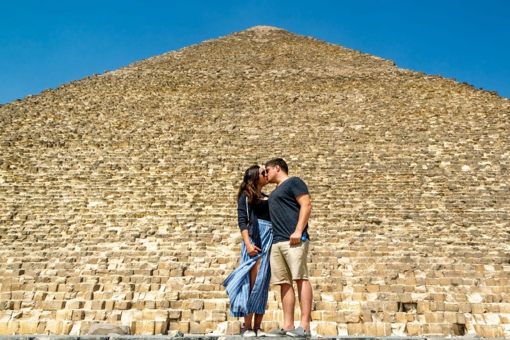 在开罗中途停留:与大金字塔相连