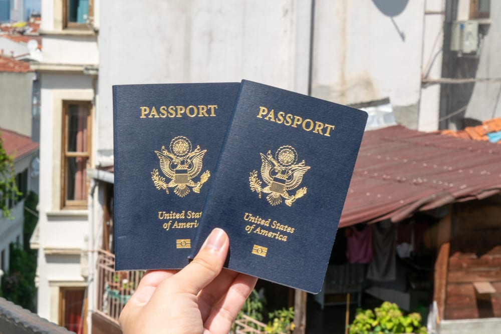 两本美国护照在土耳其伊斯坦布尔被扣留。检查护照有效期对于国际旅行清单很重要必威体育官方登录