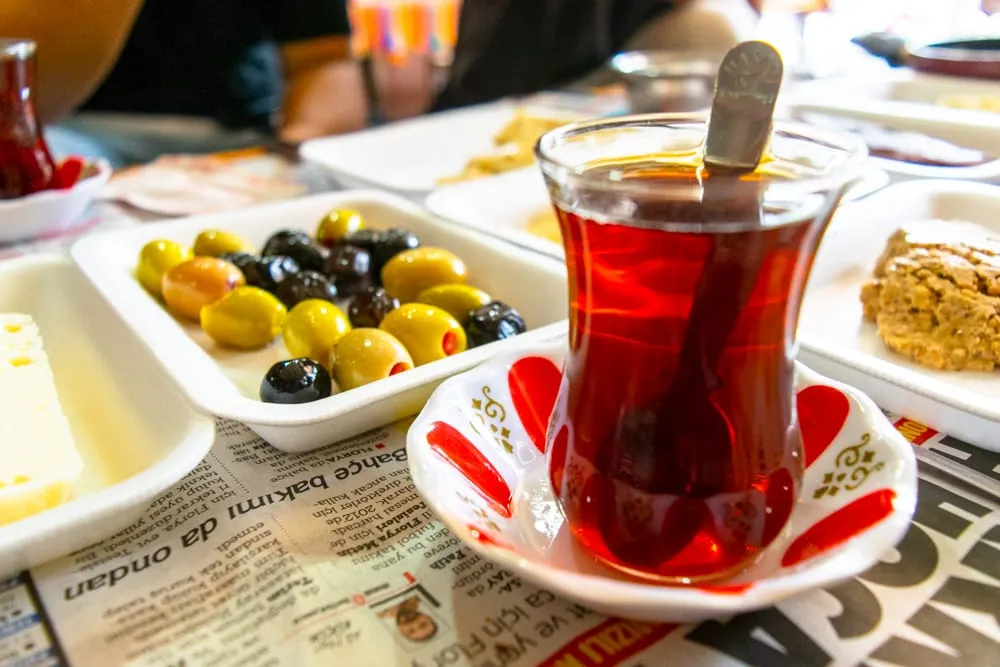 土耳其茶杯旁边有一盘橄榄，伊斯坦布尔最好的景点之一