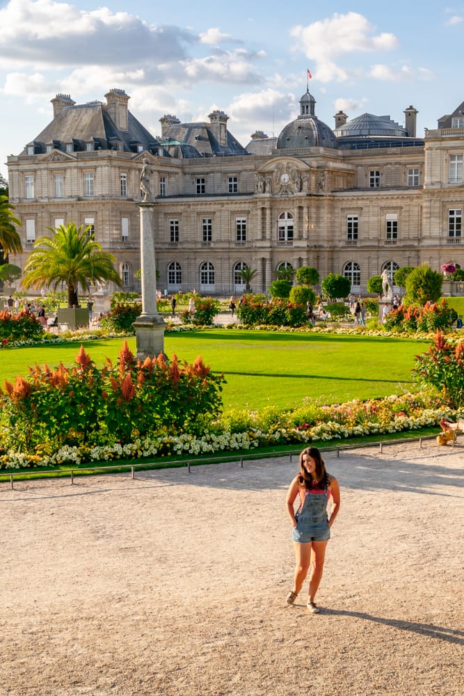 八月，凯特·斯道姆在盛开的卢森堡花园，这是巴黎最好的拍照地点之一