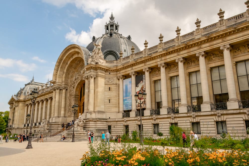 8月的巴黎小皇宫，右下角鲜花盛开。