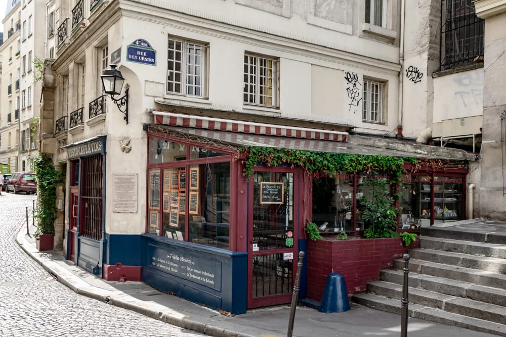 在巴黎的一天:城市街的餐厅
