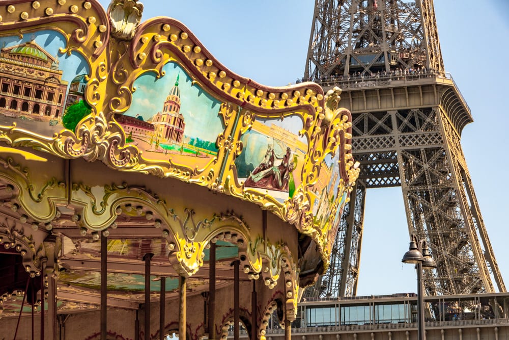 巴黎一日游:带旋转木马的埃菲尔铁塔