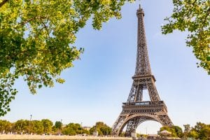 法国巴黎的埃菲尔铁塔被树木围成一圈
