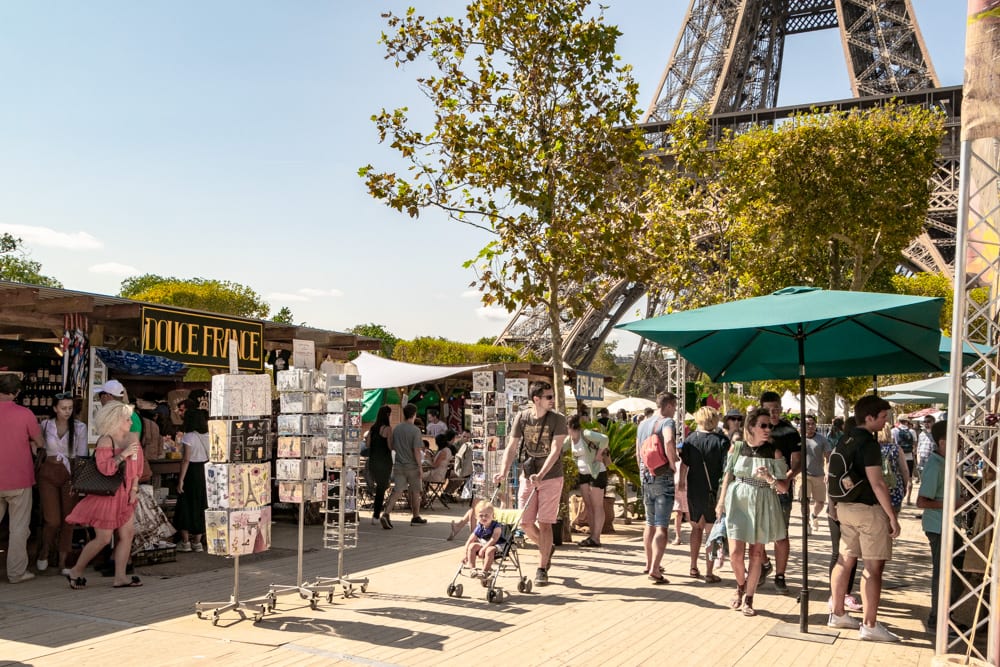 巴黎蜜月:埃菲尔铁塔下的市场