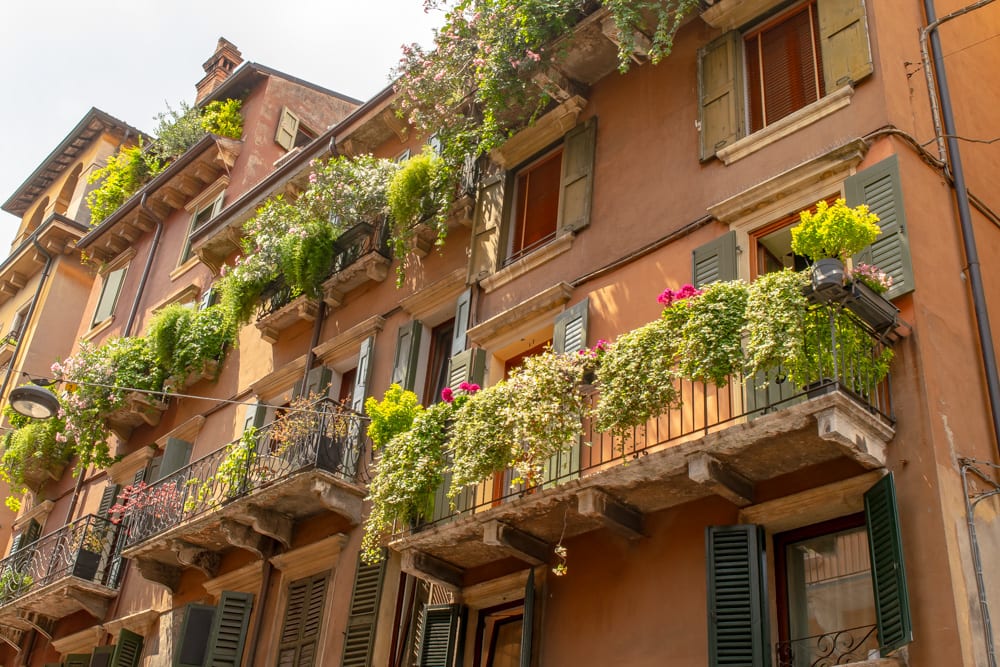 在维罗纳最好的事情:有花的阳台