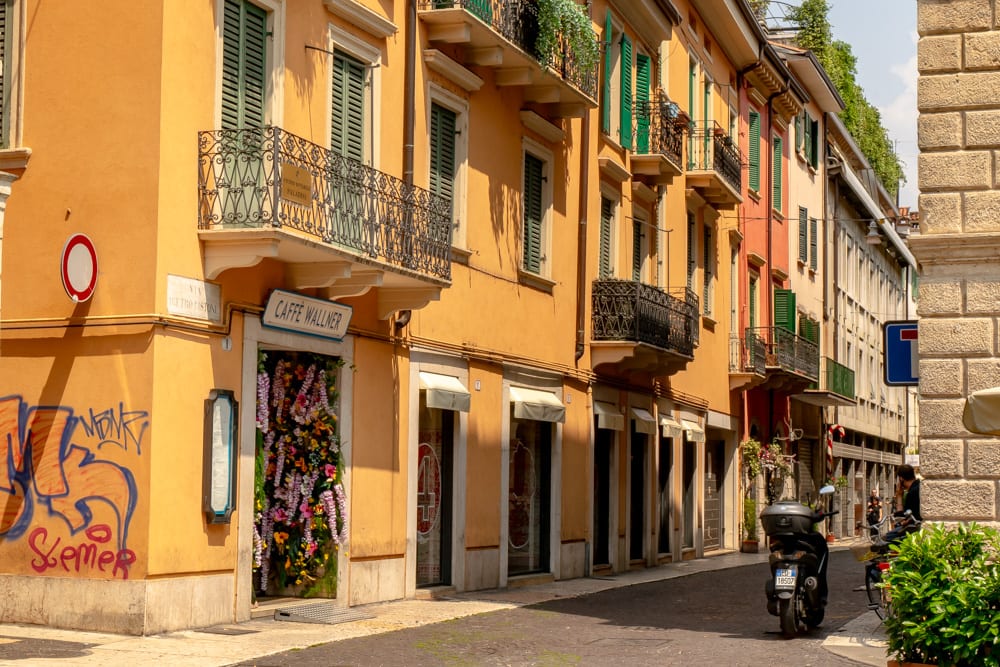 意大利维罗纳的一条小街——我们给airbnb房东的一个最好的建议是，在开始租房之前仔细检查所有当地的规定