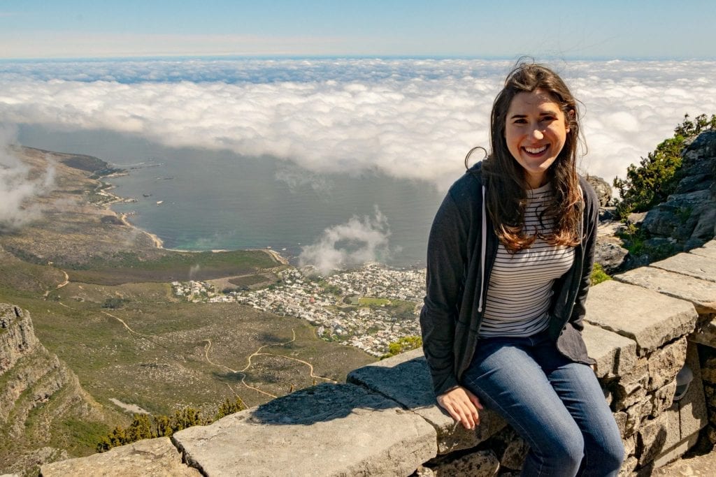 凯特风暴坐在云层之上的桌山开普敦，是南非行程的最佳站之一