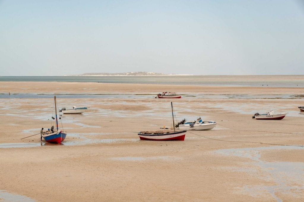 莫桑比克维兰库洛斯沙滩上的小船