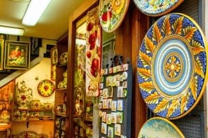 意大利奥维托一家旅游纪念品商店门口的陶瓷盘子，这是旅行时最好的收藏之一必威体育官方登录