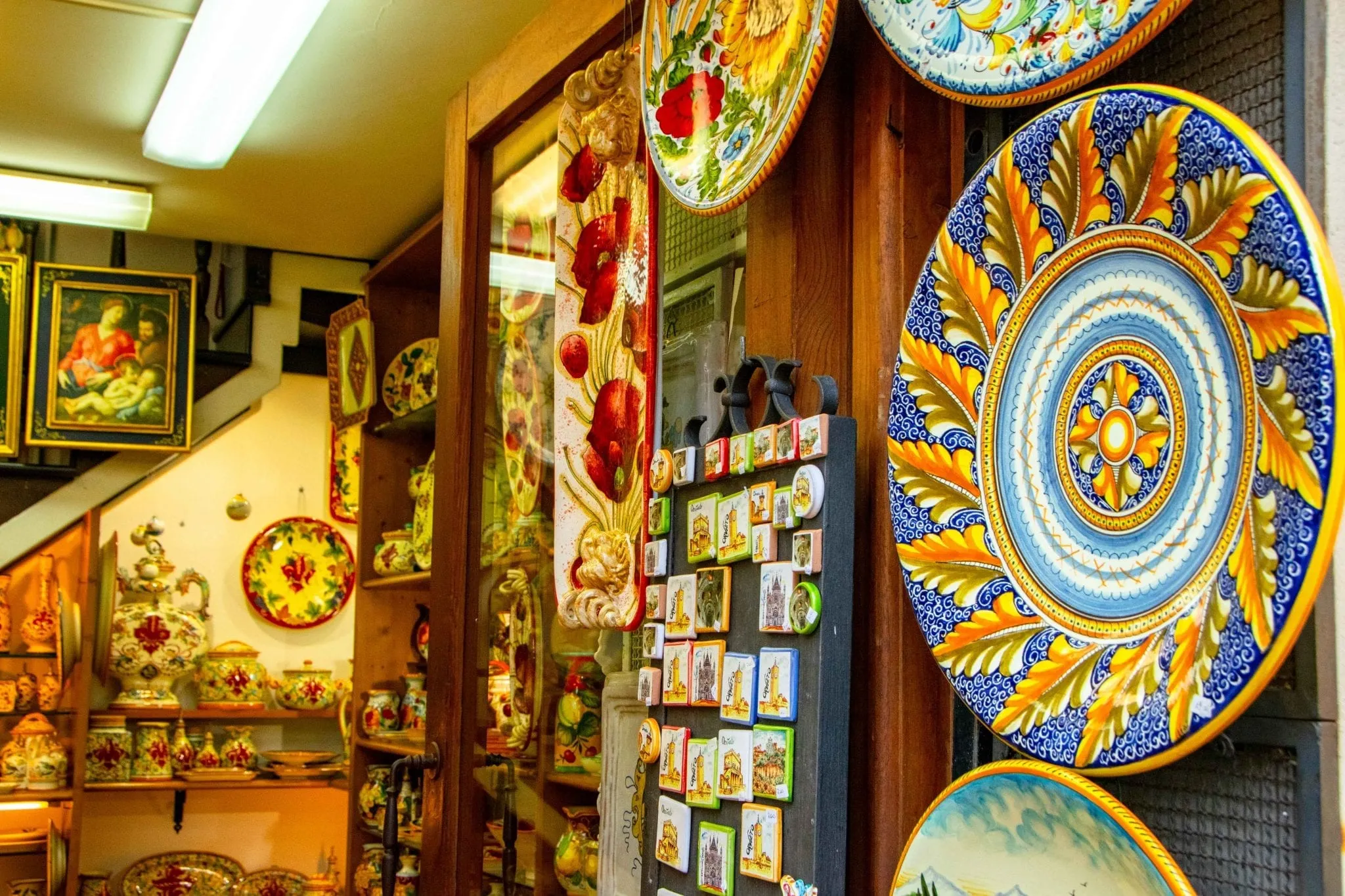 意大利奥维多一家旅游纪念品商店入口处的陶瓷盘子，是旅行中最好的收藏之一必威体育官方登录