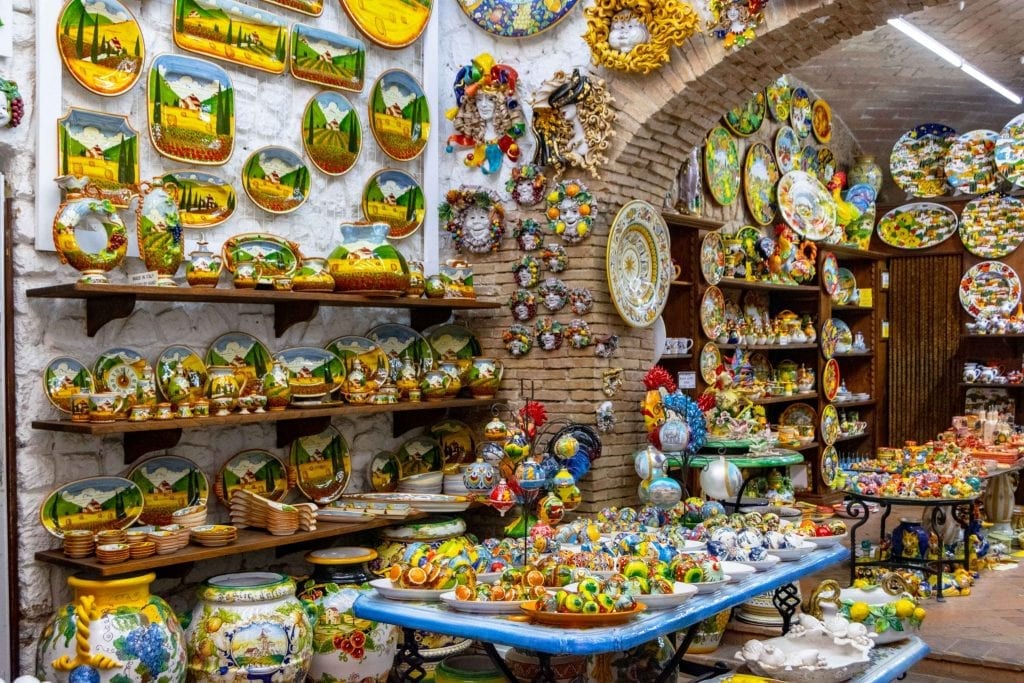 在意大利奥维多出售作为旅行纪念品的陶瓷收藏必威体育官方登录