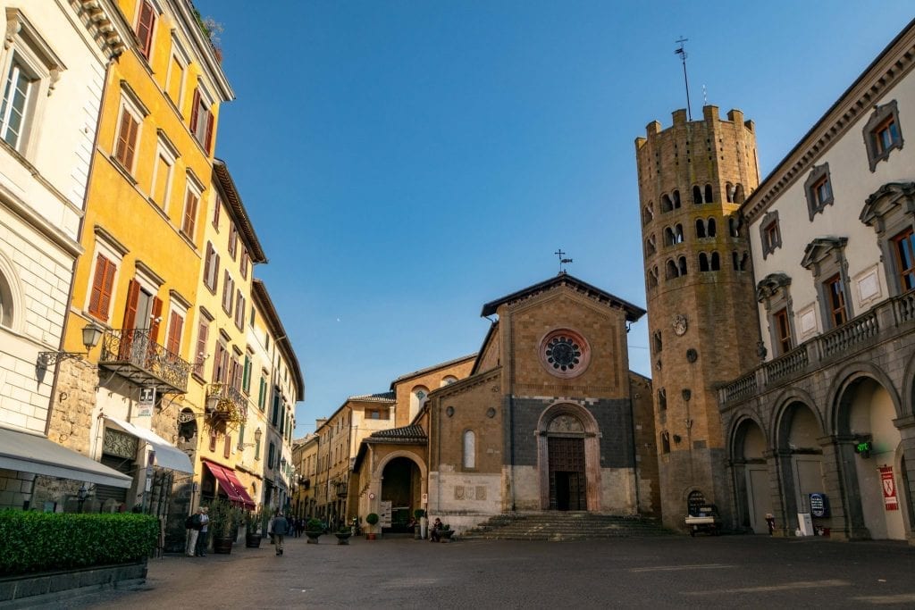 意大利奥维多的小共和广场，有教堂和塔
