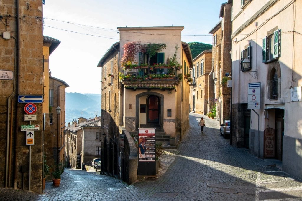 意大利奥维多的两条鹅卵石街道，街道之间有一座狭窄的建筑