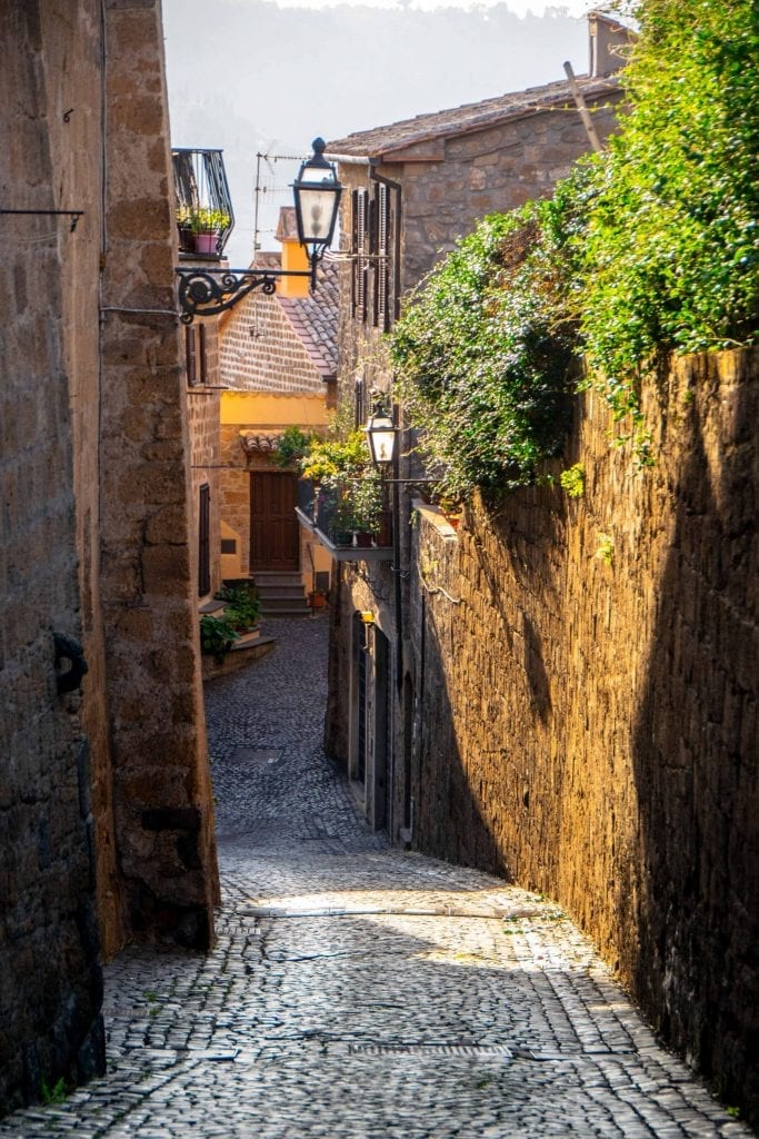 意大利奥维多一条通往山下的空鹅卵石街道