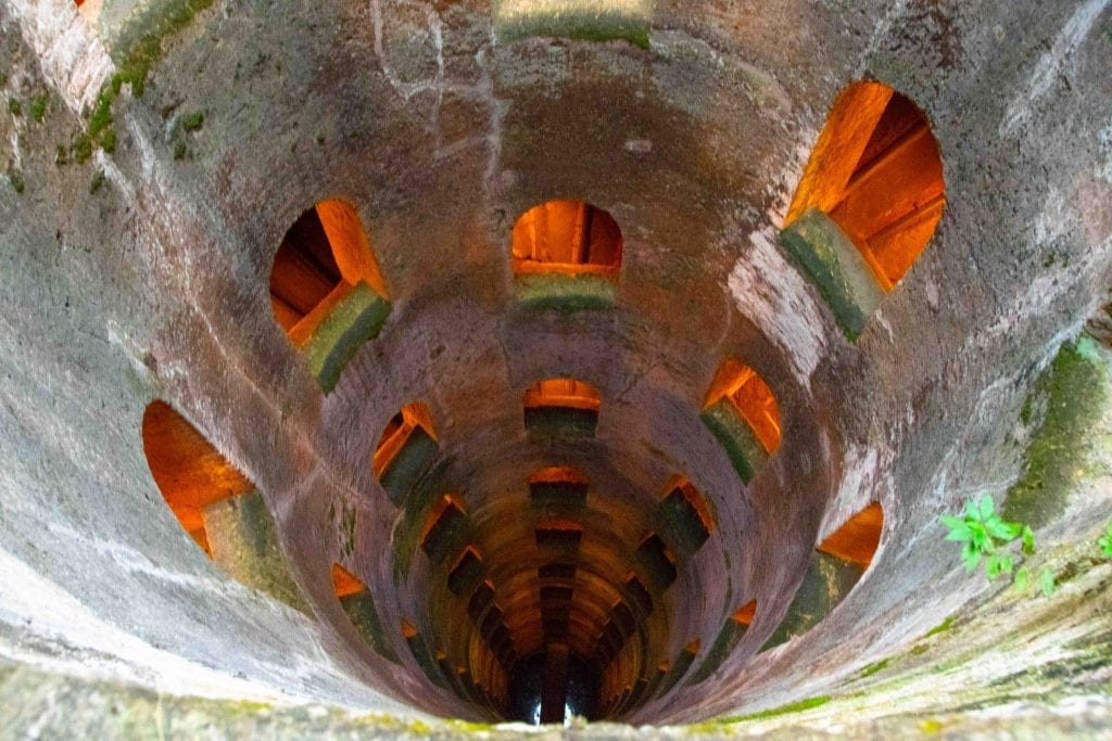 俯瞰圣帕特里克井，这是意大利奥维多最值得去的地方之一