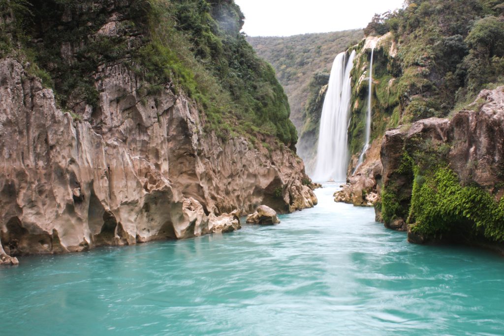 从河上看塔木尔瀑布，墨西哥最好的瀑布之一
