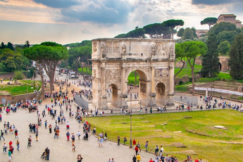 从罗马斗兽场看提图斯拱门的一天
